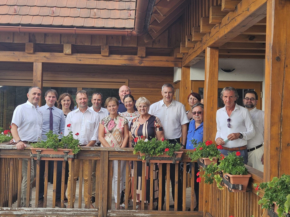 Skupinska fotografija na balkonu vzorčne kmetije 