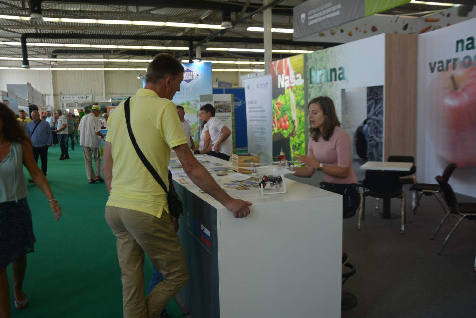 Obiskovalci na razstavnem prostoru