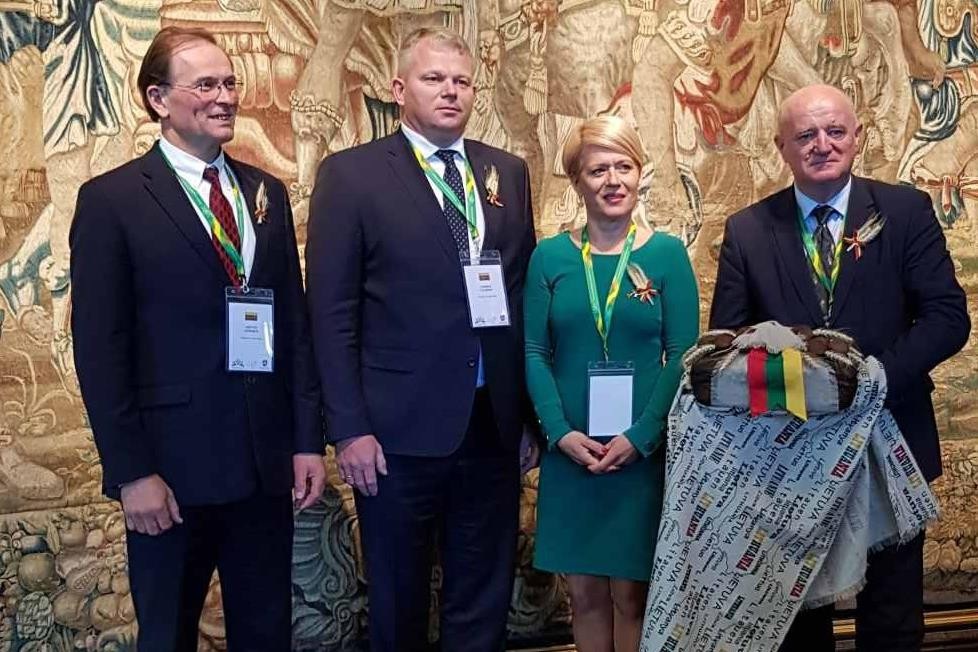 Ministrica dr. Pivec in litovski predstavniki s kruhom miru