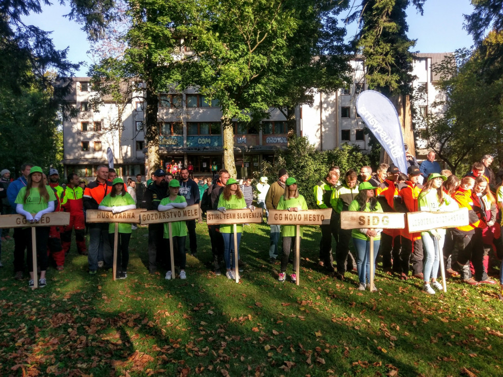 Skupine otrok, ki tekmujejo v gozdnih delih