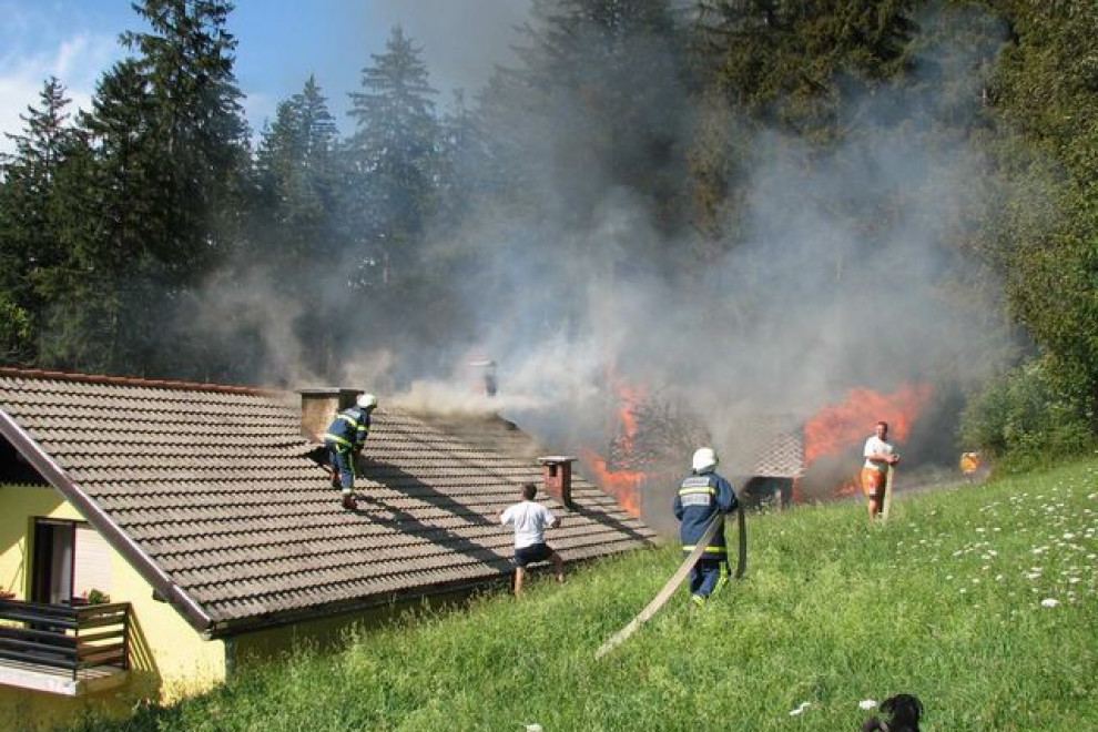 Goreča hiša, štirje gasilci in dim