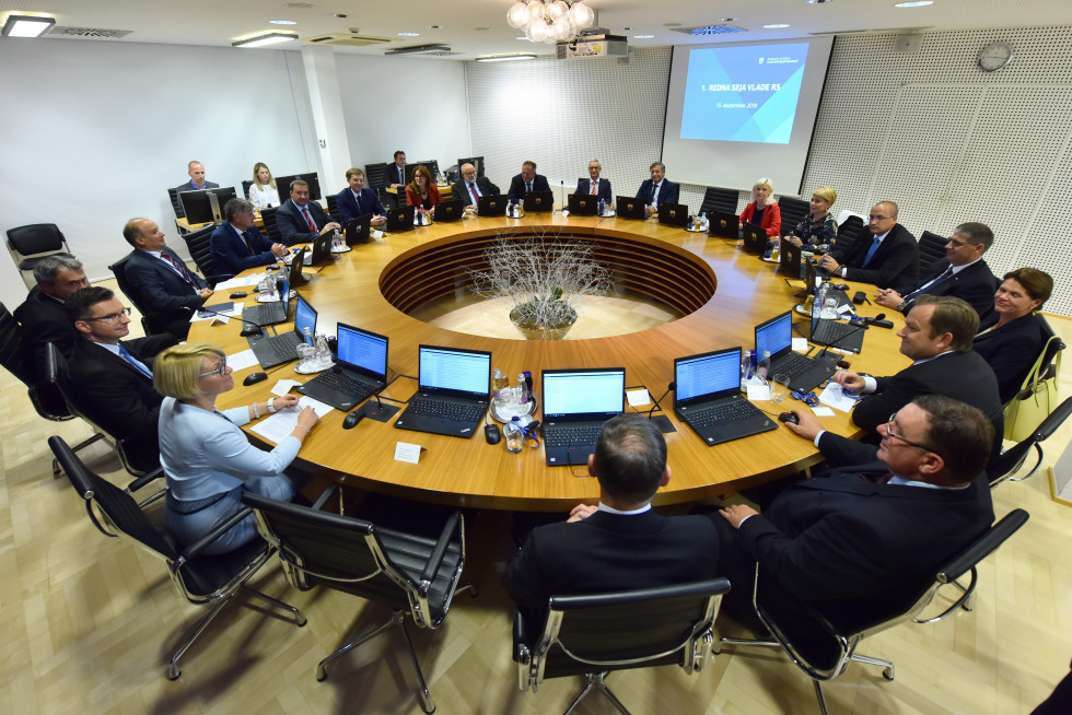 Ministri in premier sedijo za okroglo mizo