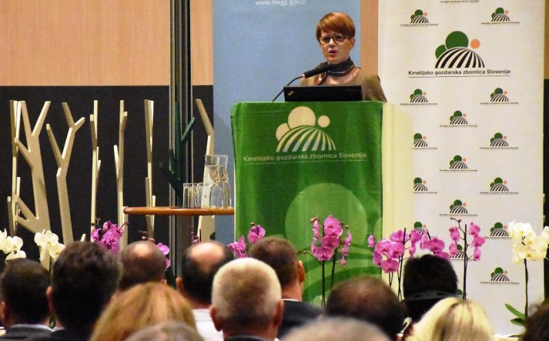 Ministrica dr. Aleksandra Pivec na govorniškem odru na 34. tradicionalnem posvetu javne službe kmetijskega svetovanja