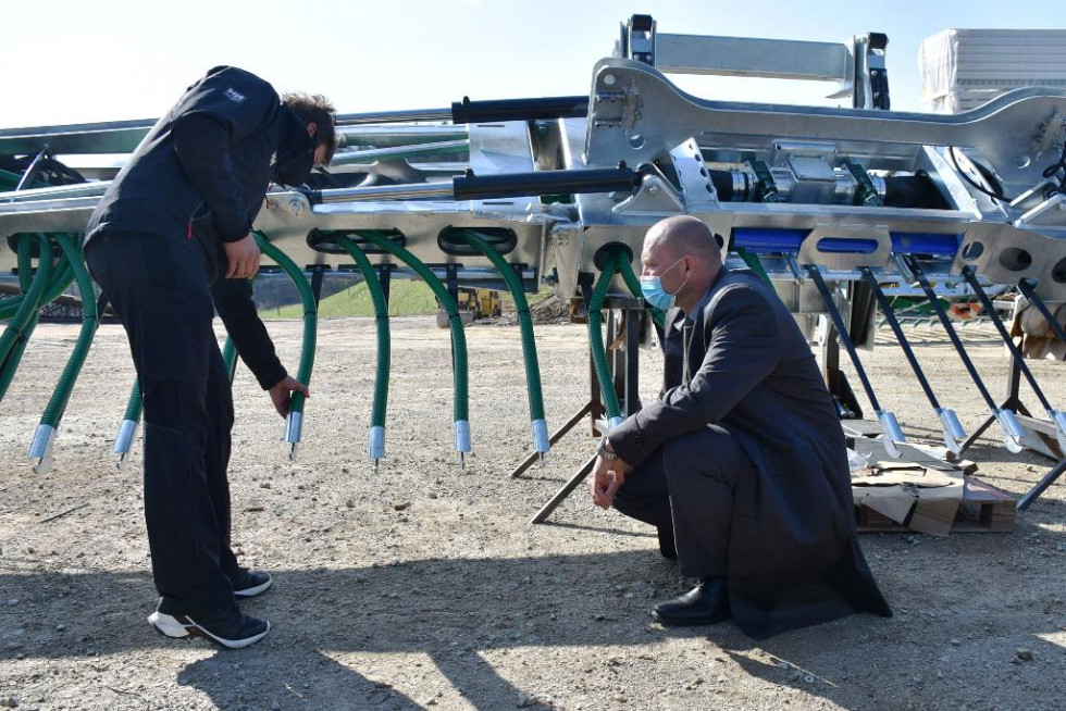 Minister si ogleduje stroj