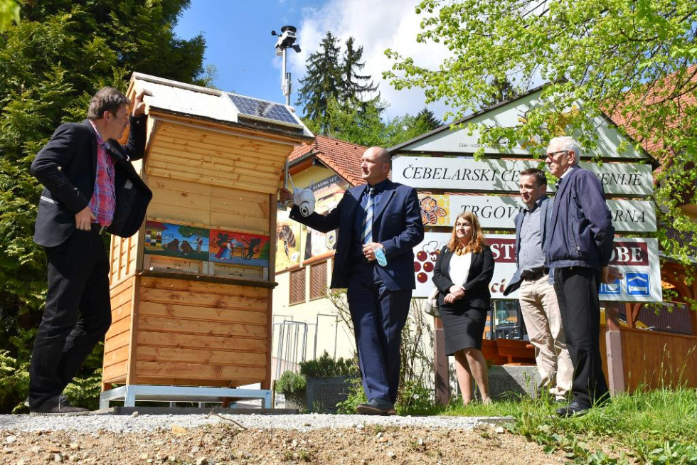 Minister dr. Podgoršek ter predsednik ČZS Boštjan Noč ob čebelnjaku MKGP