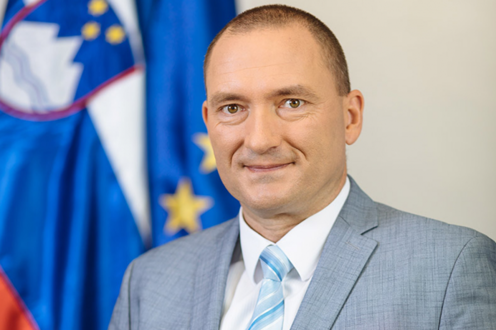 Minister pred slovensko zastavo
