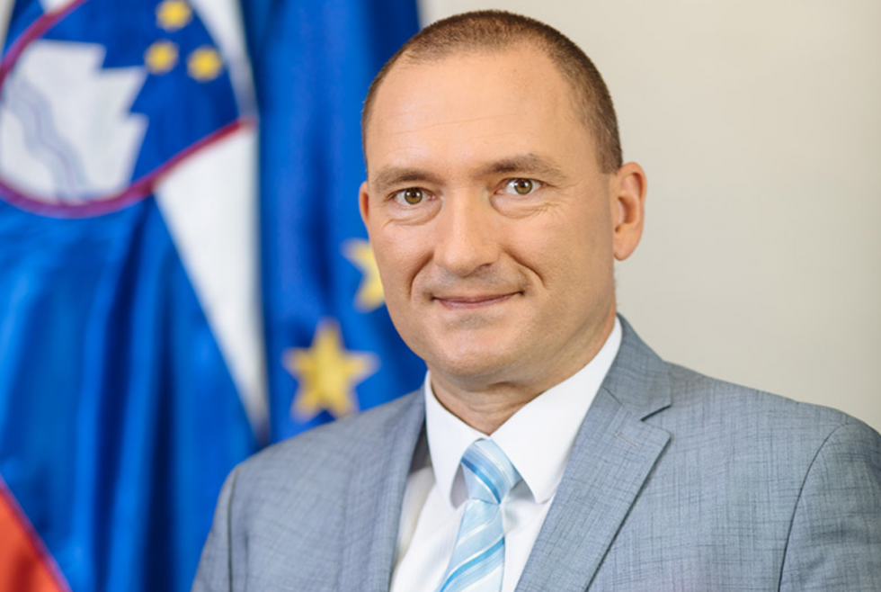 Minister pred slovensko zastavo