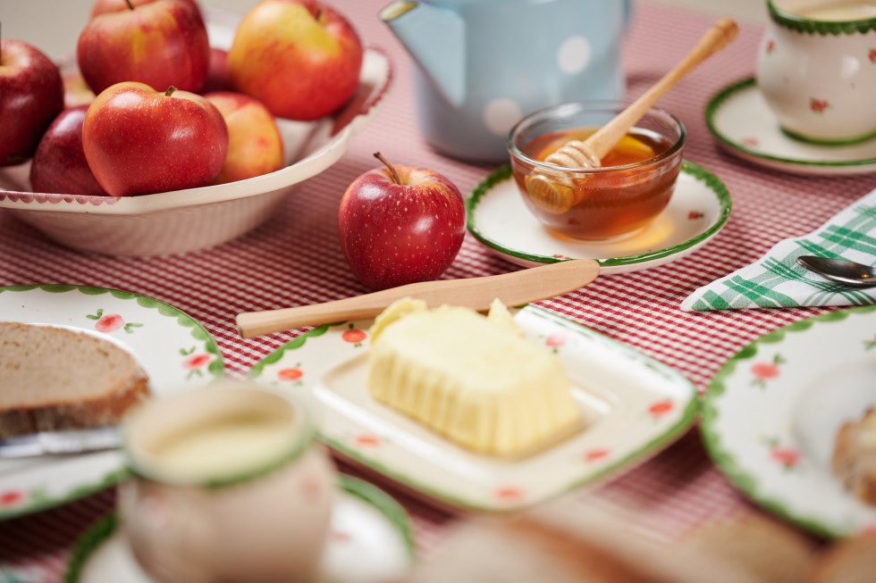 Tradicionalni slovenski zajtrk, maslo, med, mleko in jabolko