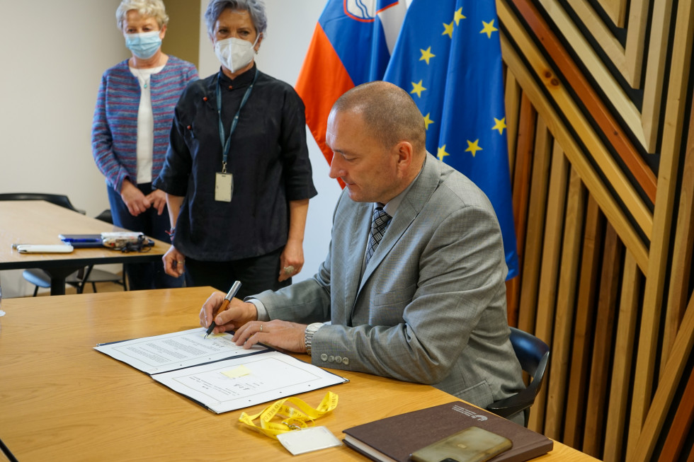 Minister dr. Podgoršek podpisuje protokol o izvozu piščančjega mesa
