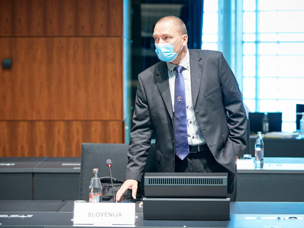 Minister dr. Jože Podgoršek v temni obleki pred začetkom zasedanja sveta ob svoji mizi