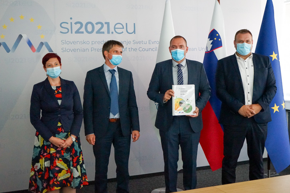 Sodelujoči pri pripravi predloga Strateškega načrta. Z leve proti desni VD generalne direktorice direktorata za kmetijstvo Maša Žagar, državni sekretar Anton Harej, minister dr. Jože Podgoršek in državni sekretar Aleš Irgolič.