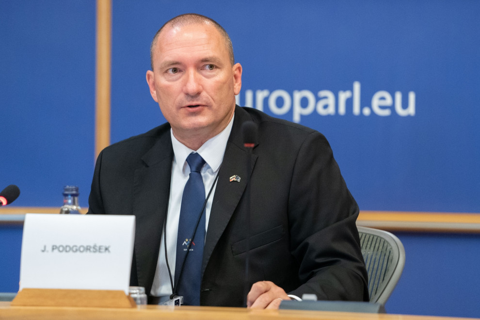 Minister dr. Jože Podgoršek za govorniškim pultom v Evropskem parlamentu 