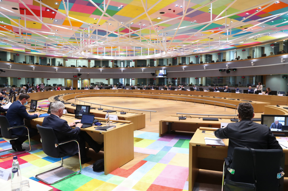 Dvorana sveta Evropske unije med zasedanjem. Ministri sedijo na stolih in poslušajo govorca 