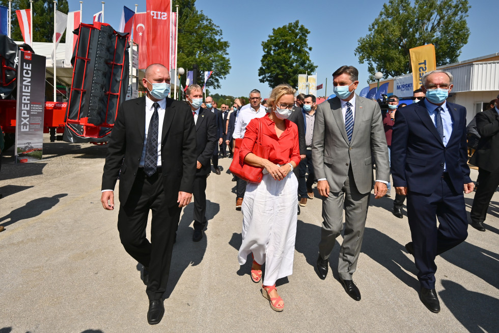 Dr. Jože Podgoršek si z Borutom Pahorjem in ostalimi predstavniki delegacij ogleduje sejem