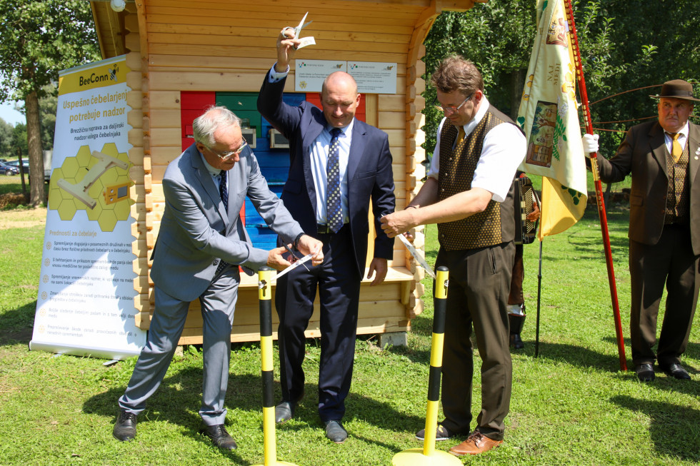 Na sredini minister dr Jože Podgoršek, na levi strani predsednik uprave pomurskega sejma Janez Erjavec na desni pa predsednik ĆZS Boštjan Noč otvarjajo čebelnjak.