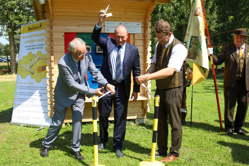 Janez Erjavec, dr. Jože Podgoršek in Boštjan Noč otvarjajo čebelnjak 