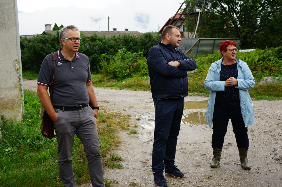 Državni sekretar z dvema osebama na terenskem ogledu