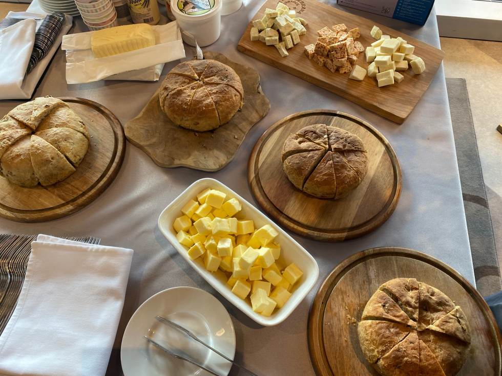 Maslo, namazi, različne vrsti pogač postavljene na mizi. 