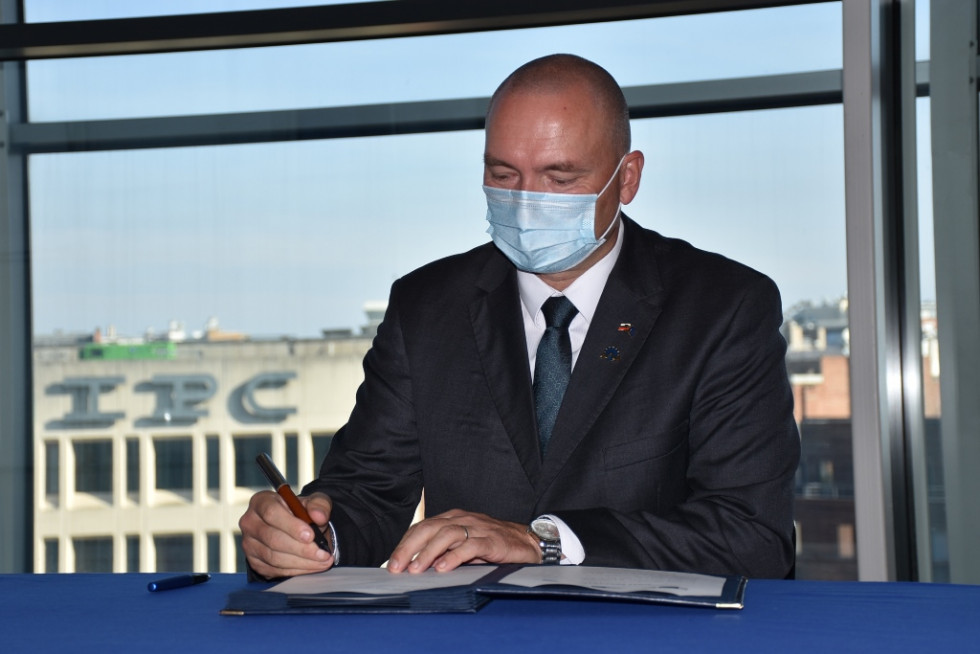 Minister dr. Jože Podgoršek signing the declaration 