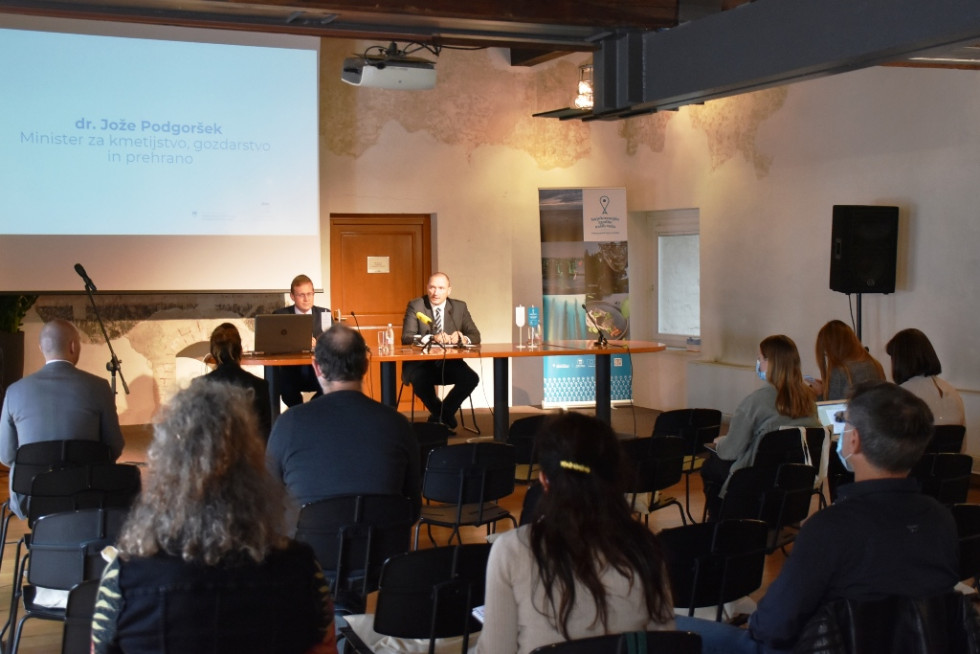 Minister dr. Jože Podgoršek in vodja Sektorja za ribištvo dr. Jernej Švab na današnji novinarski konferenci