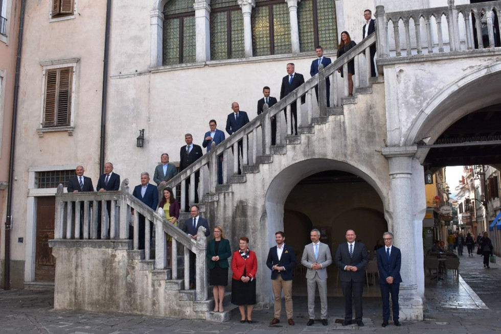 Predstavniki vlade Republike Slovenije stojijo na stopnišču Pretorske palače v Kopru