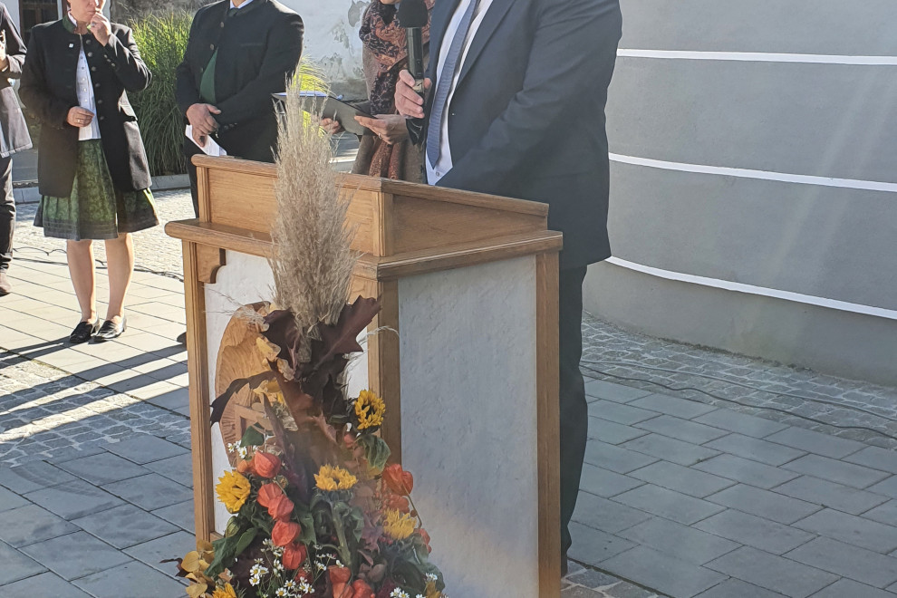 Državni sekretar za govorniškim pultom