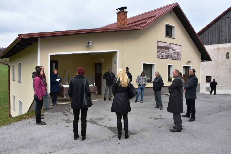 Minister s predstavniki zadrug, kmetij, lokalne skupnosti ter občin Idrija in Cerkno stoji pred kmetijo in se pogovarja