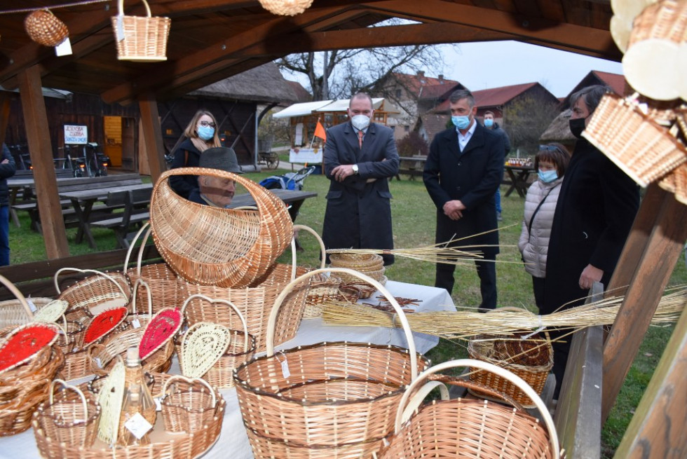 Minister med ogledom Krajinskega parka Kolpa. Pred ministrom stojnica z izdelki.