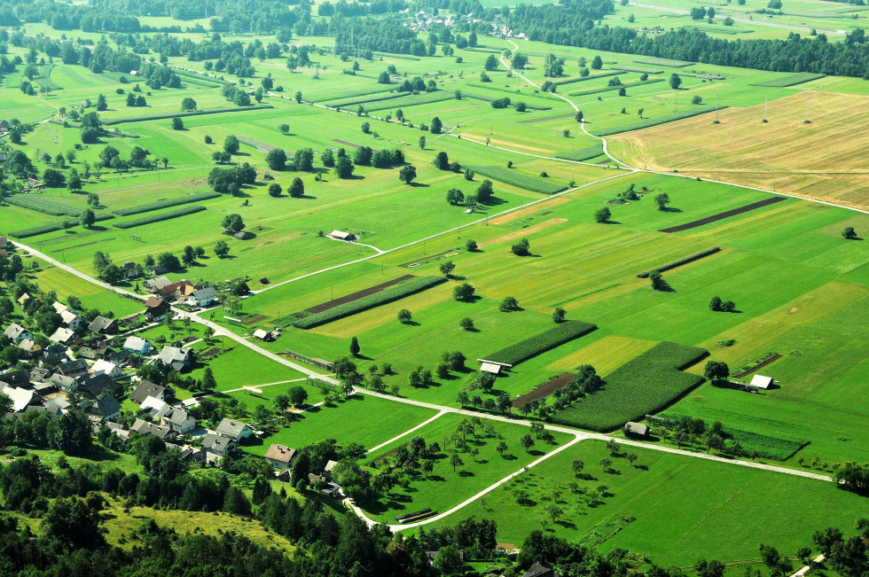 Polja in vasi, slikana iz zraka