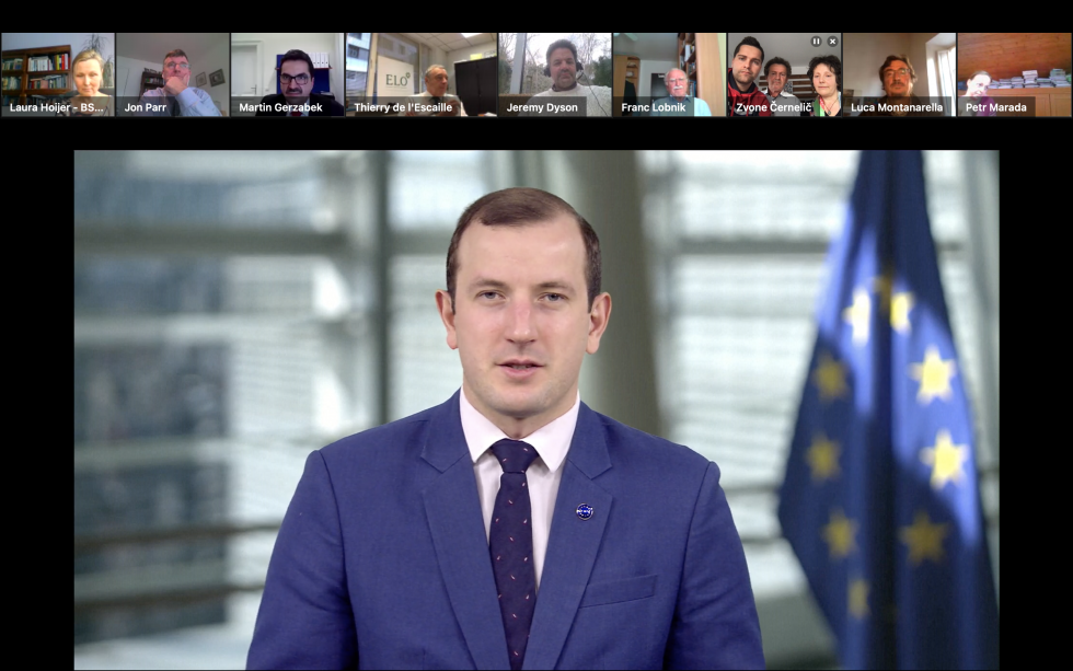 Posnetek zaslona razglasitve zmagovalca s strani Virginijusa Sinkevičiusa, evropskega komisarja za okolje, oceane in ribištvo