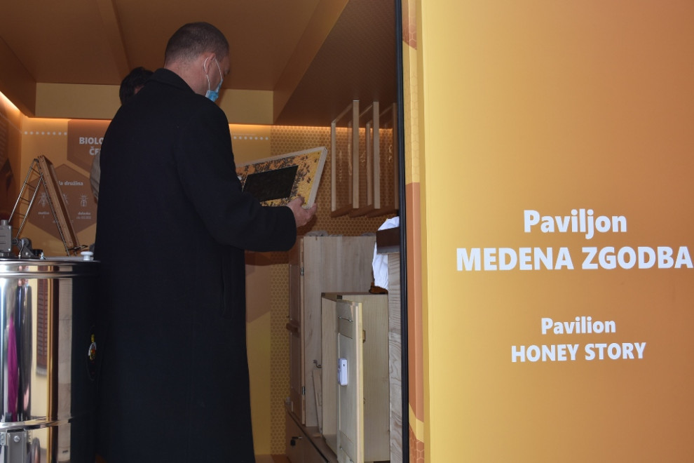 Minister dr. Podgoršek v novem paviljonu Medena zgodba