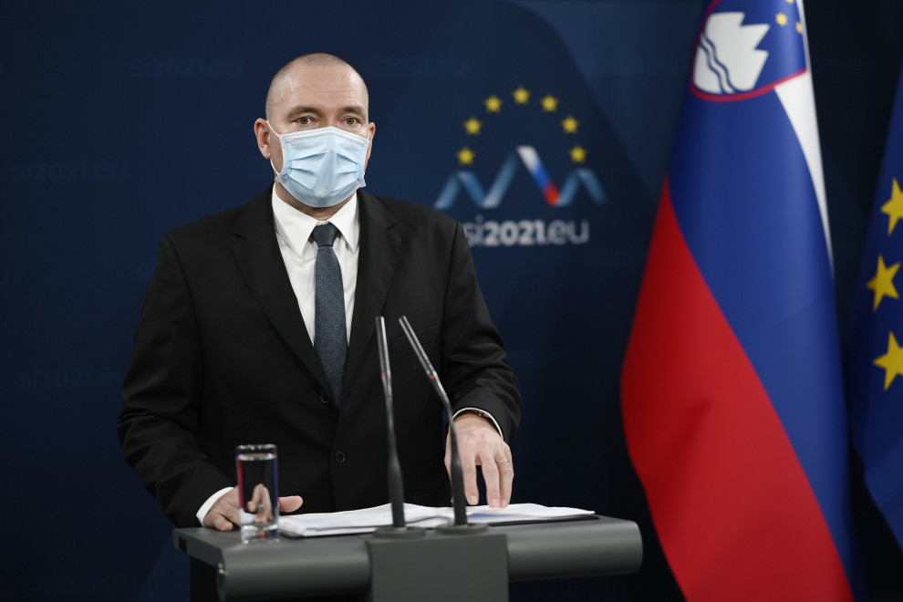 Minister stoji za govorniškim pultom