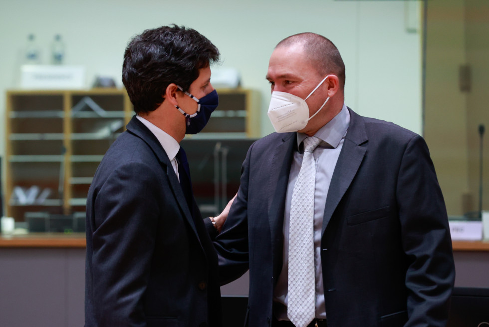 Slovenski in francoski minister se pogovarjata pred zasedanjem Sveta.