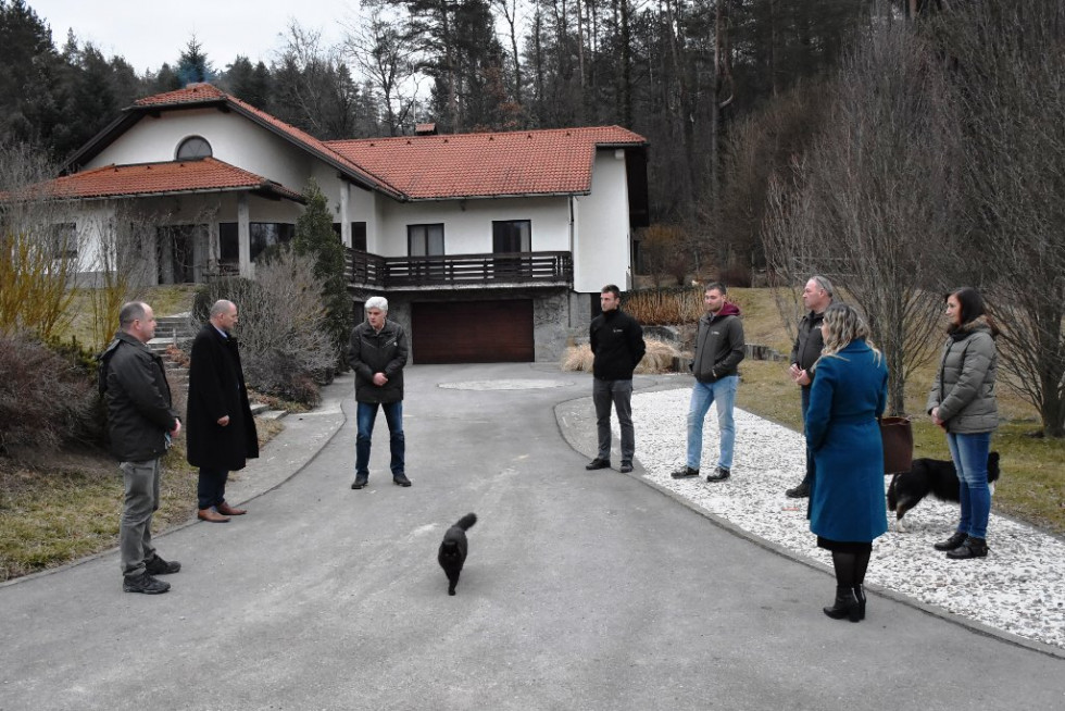 Minister in predstavniki kmetije stojijo v krogu ter se pogovarjajo. 