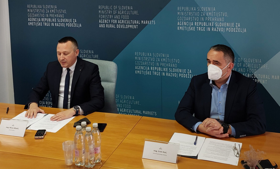 Predstavnika agencije sedita za mizo. Direktor govori ostali poslušajo.