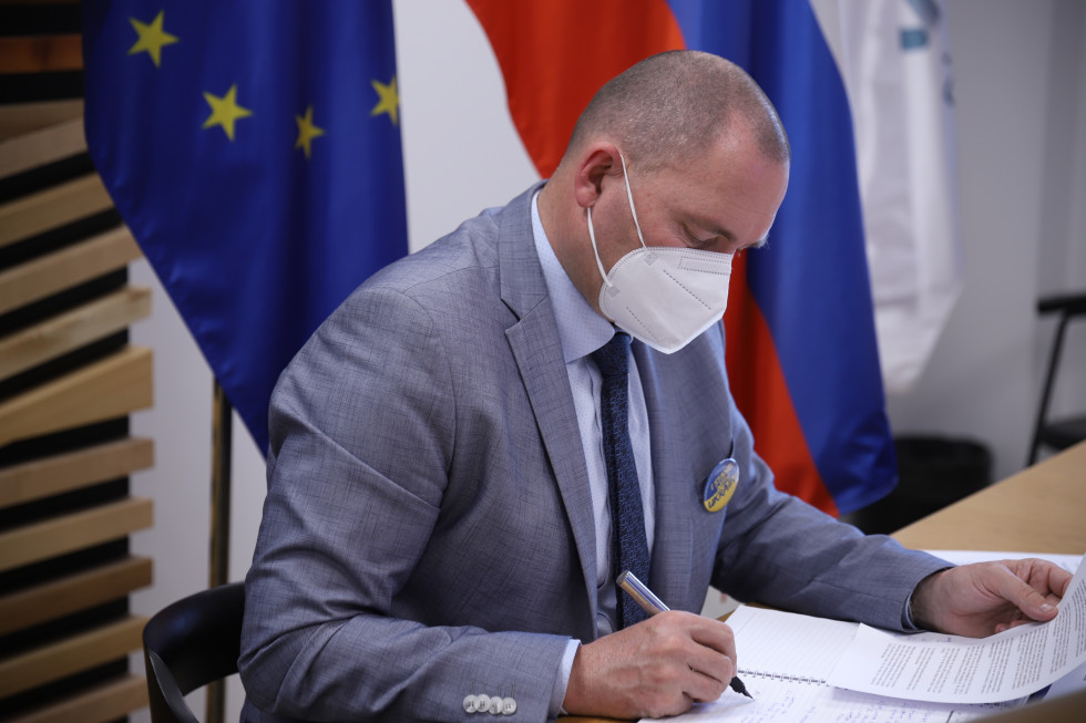 Minister Podgoršek na izrednem virtualnem zasedanju kmetijskih ministrov EU glede vojne v Ukrajini 