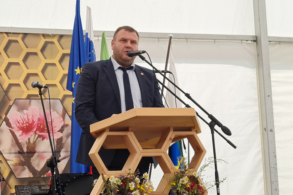 Državni sekretar za govorniškim pultom med svojim govorom.