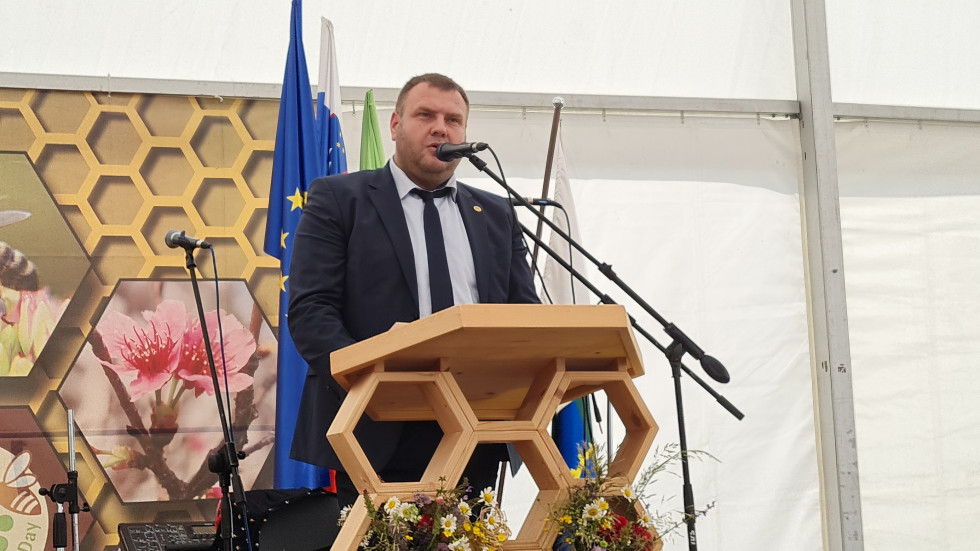 Državni sekretar za govorniškim pultom med svojim govorom.