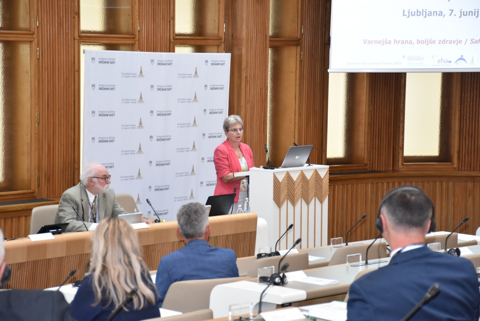 Ministrica Irena Šinko na konferenci ob svetovnem dnevu varne hrane v Državnem svetu