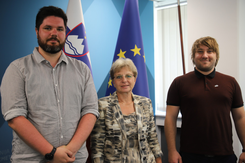 Ministrica, ob njej na vsaki strani stoji predstavnik Mladinskega sveta Slovenije