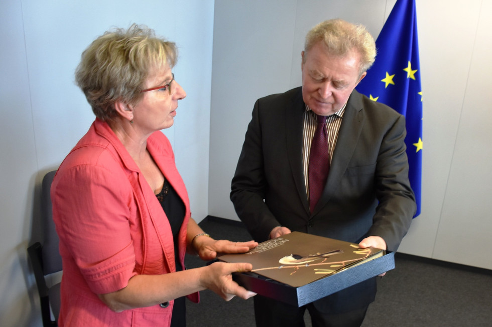Ministrica predaja darilo evropskemu komisarju. 