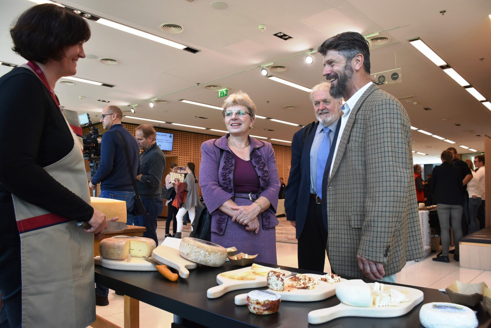 Ministrica si ogleduje razstavo slovenskih sirov. 