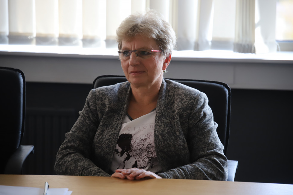 Minister Šinko sitting at the desk. 