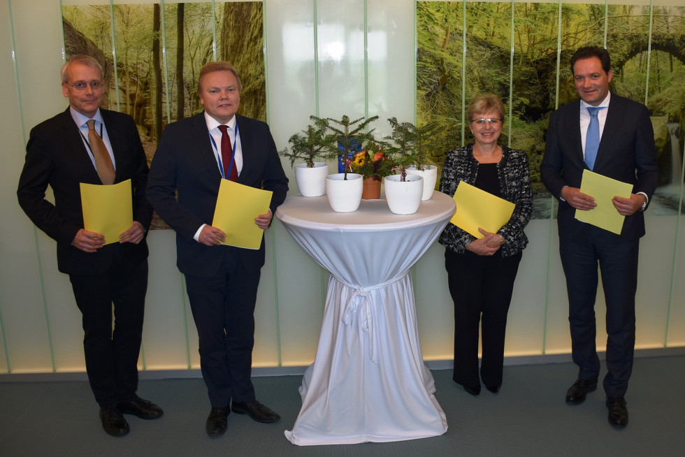 Ministri članic skupine za gozdove s podpisanim sporazumom v roki. 