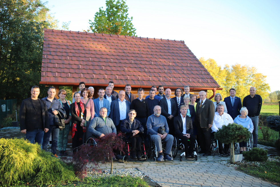 Udeleženci projekta pred čebelnjakom za invalide. 