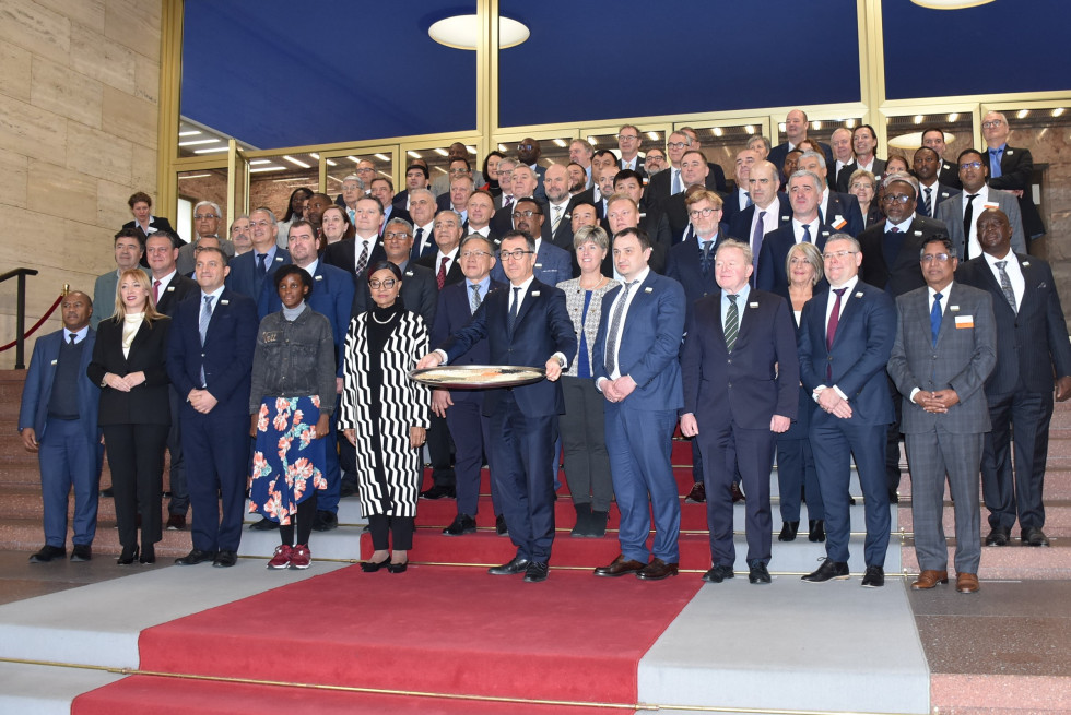 Gemeinsames Foto der Delegationsvertreter, die Personen stehen auf der Treppe des Ministeriums.