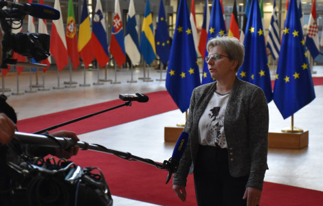 Svet EU doorstep 6 LK (Minister standing in front of the microphones and talking. )