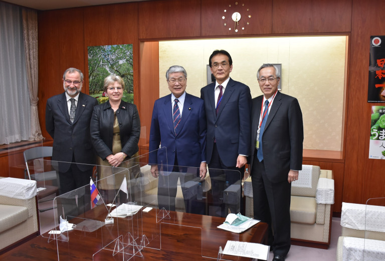 Ministrica Šinko z japonskim ministrom o krepitvi sodelovanja