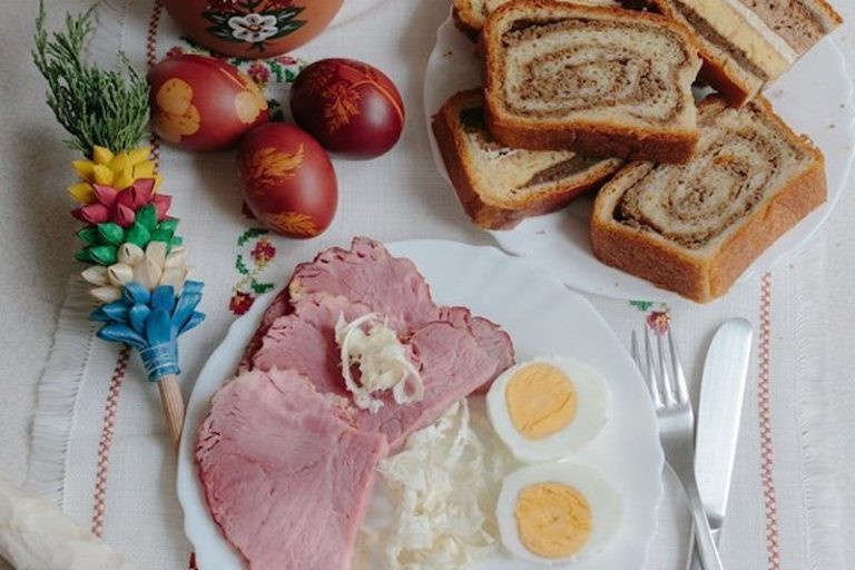 Pirhi, potica, šunka, hren in butarica