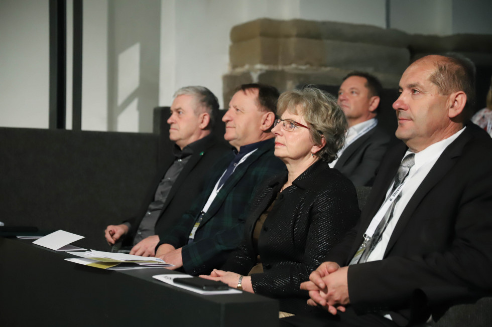 Ministrica sedi v prvi vrsti skupaj z ostalimi visokimi gosti.
